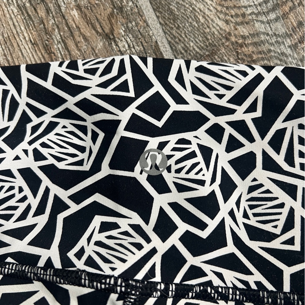 Lululemon Athletica High Times Pant, Geometric Rose Print, Black White, Size 6 - Picture 7 of 7